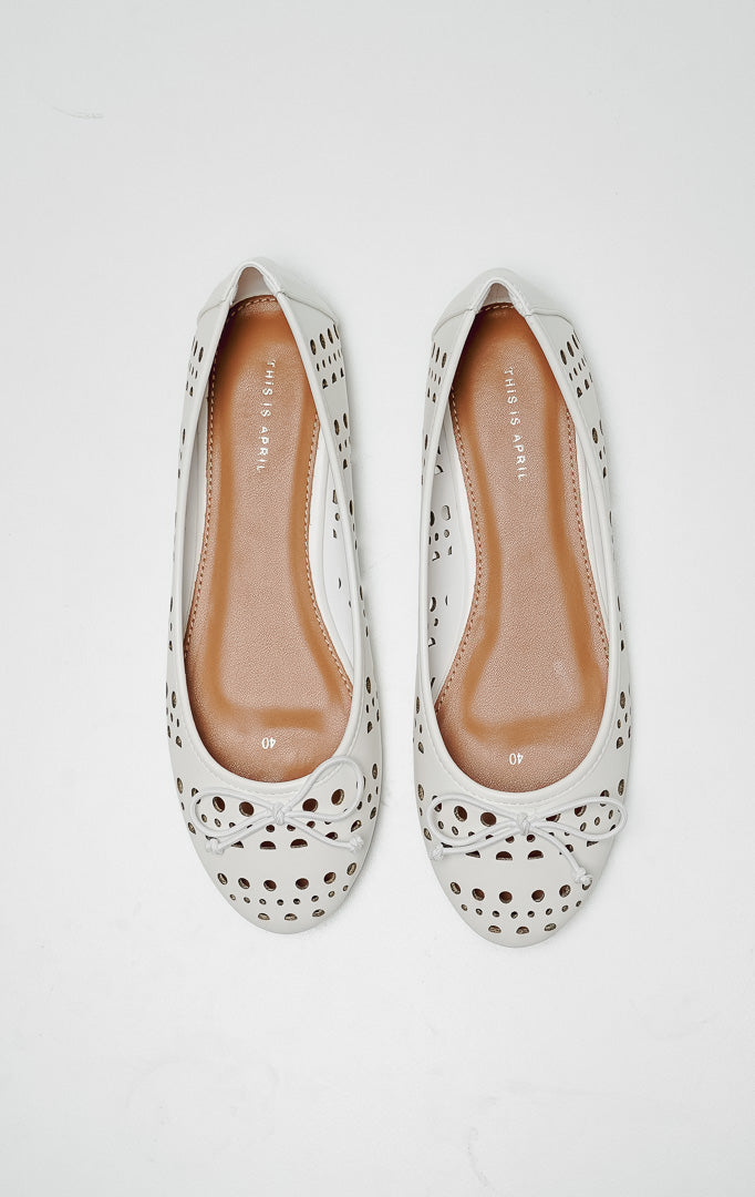 Cyra Flats White