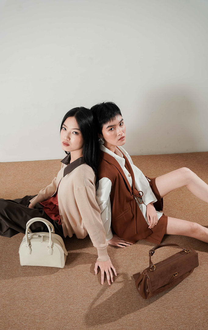 Alba Vest Terracotta, rompi tanpa lengan berbahan katun warna merah bata dengan detail tali pita di depan dan saku dekoratif, dipadukan dengan celana panjang senada.