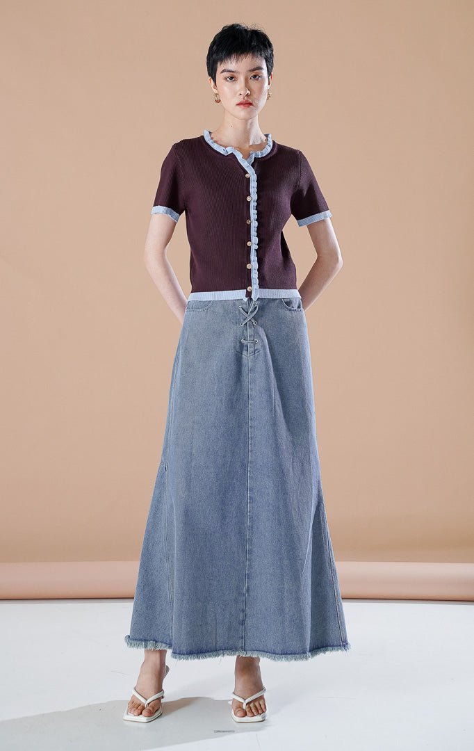 Amalia Top Dark Brown, atasan rajut lengan pendek warna cokelat tua dengan detail trim kerut warna biru muda pada kerah, tengah baju, dan ujung lengan.