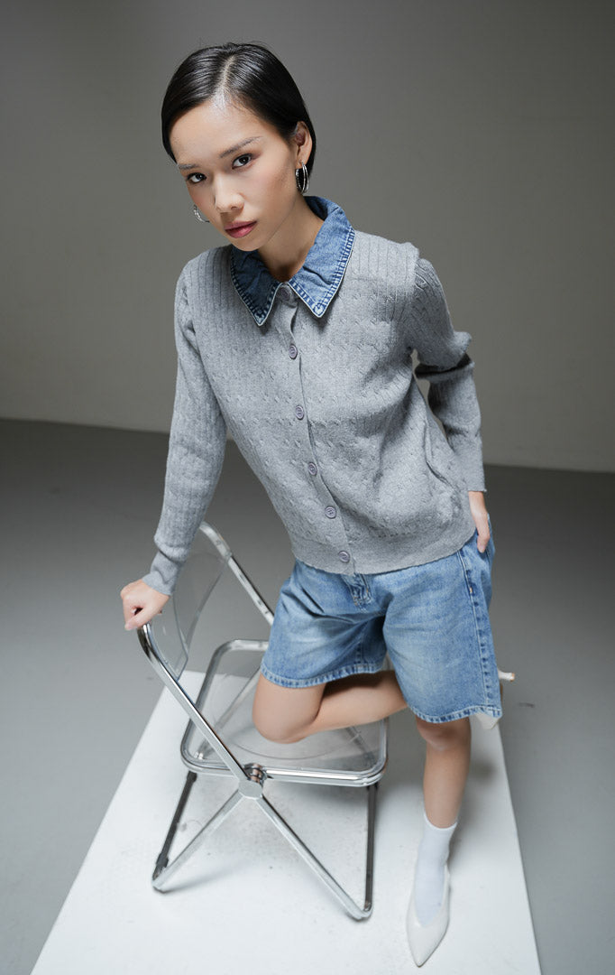 Cardigan rajut wanita Kylen Cardigan warna grey abu-abu motif rajut tambang (cable knit) dengan aksen kerah jeans kemeja denim biru dan kancing depan.