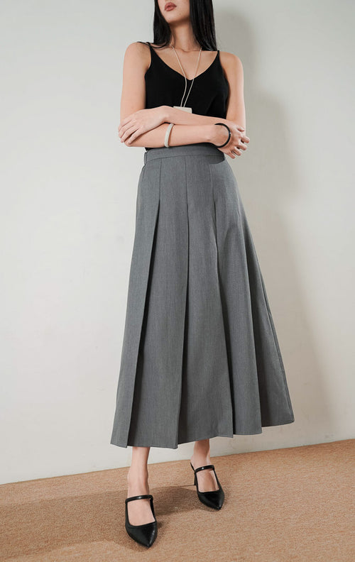Darana Skirt Grey, rok panjang A line warna abu abu dengan detail lipit (pleats) yang rapi, dipadukan dengan tank top hitam