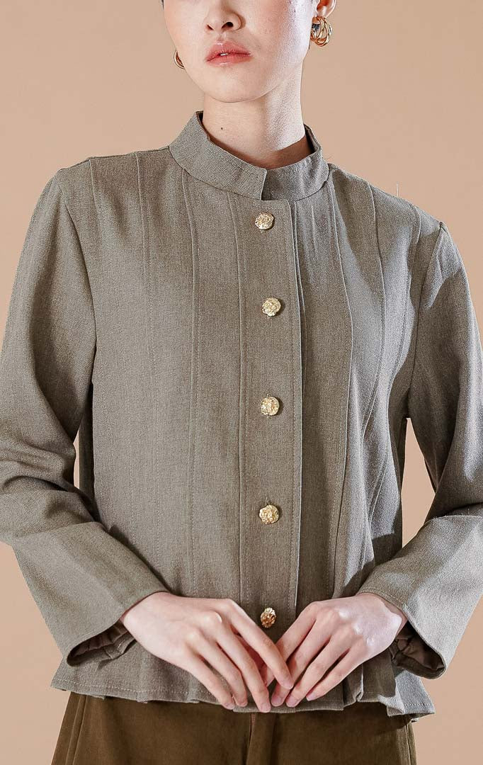 Denali Outer berwarna cokelat berbahan katun dengan detail kerah bulat, lipit vertikal, dan kancing emas di bagian depan, dipadukan dengan bawahan berwarna senada.