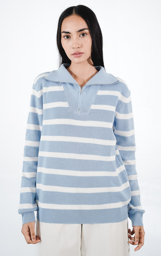 Ellis Sweater warna baby blue, sweater rajut lengan panjang dengan motif garis horizontal putih dan detail kerah tinggi beresleting (half-zip).