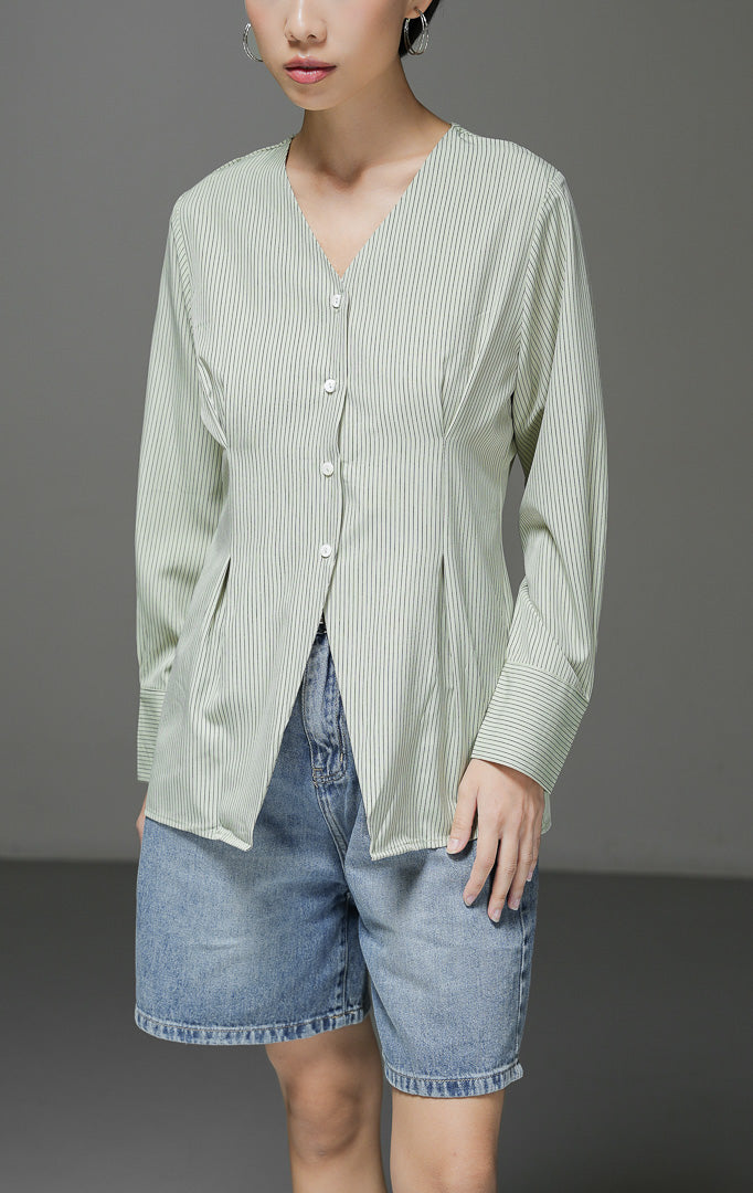 Bikin style harianmu makin segar dengan Finnegan Top Light Green. Atasan V-neck motif pinstripe lengan panjang yang nyaman & effortless chic. Cek di sini!