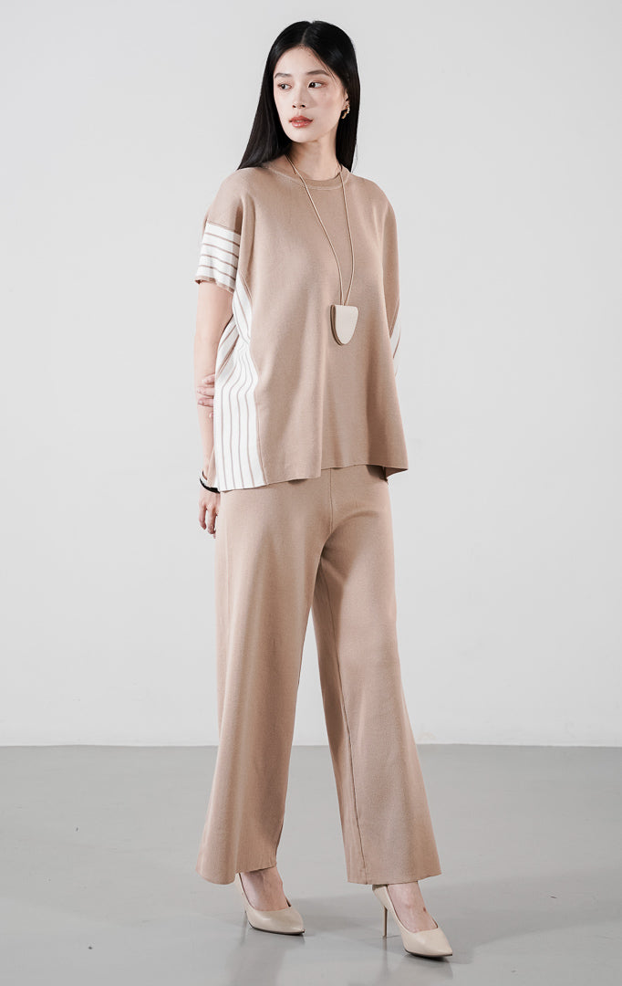 kanza Set warna brown, setelan rajut yang terdiri dari atasan lengan pendek dengan aksen garis putih di samping dan celana panjang kulot senada.