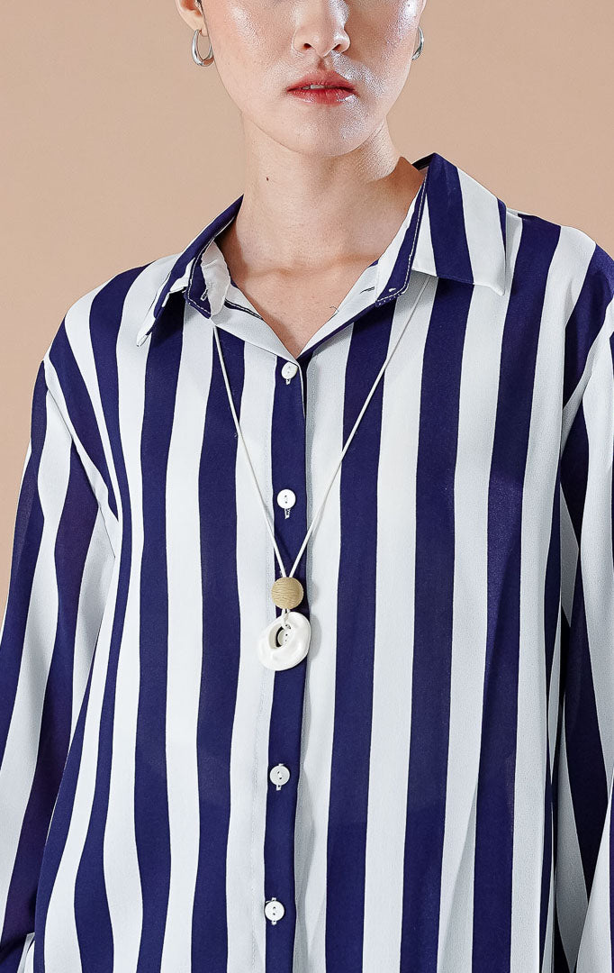 Kyoto Top Navy, kemeja lengan panjang motif garis vertikal biru navy putih dengan siluet terstruktur dan kancing depan.