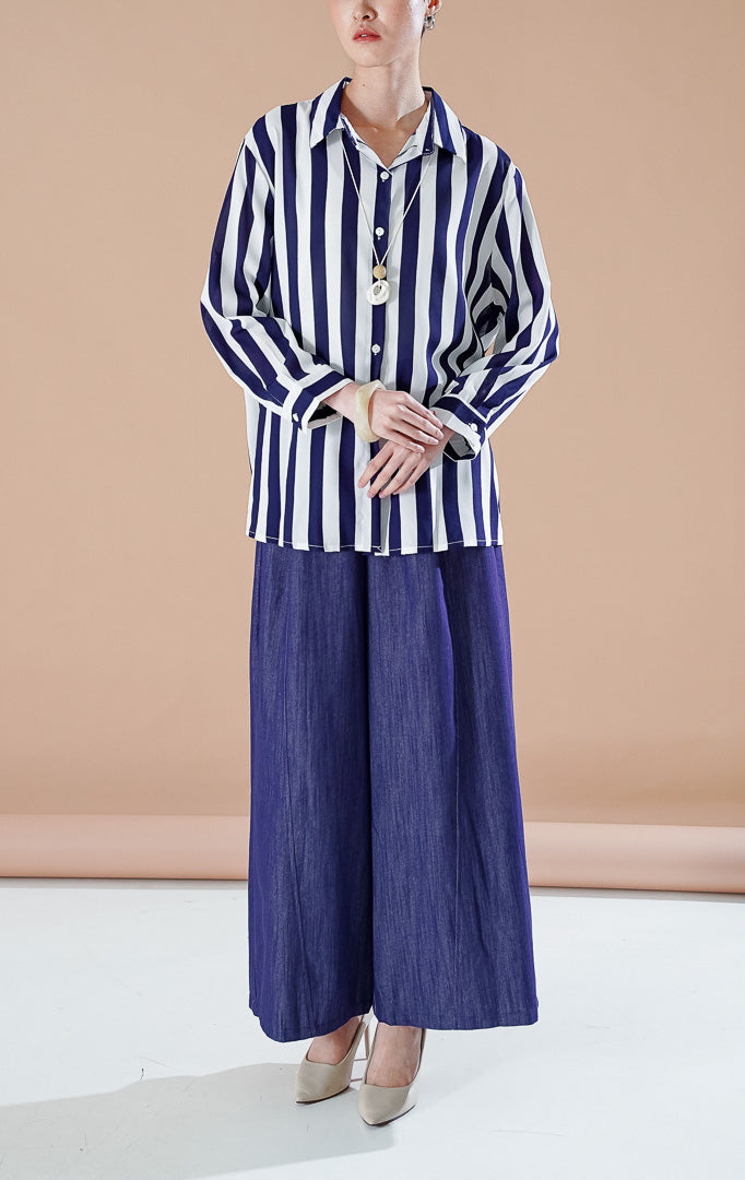 Kyoto Top Navy, kemeja lengan panjang motif garis vertikal biru navy putih dengan siluet terstruktur dan kancing depan.