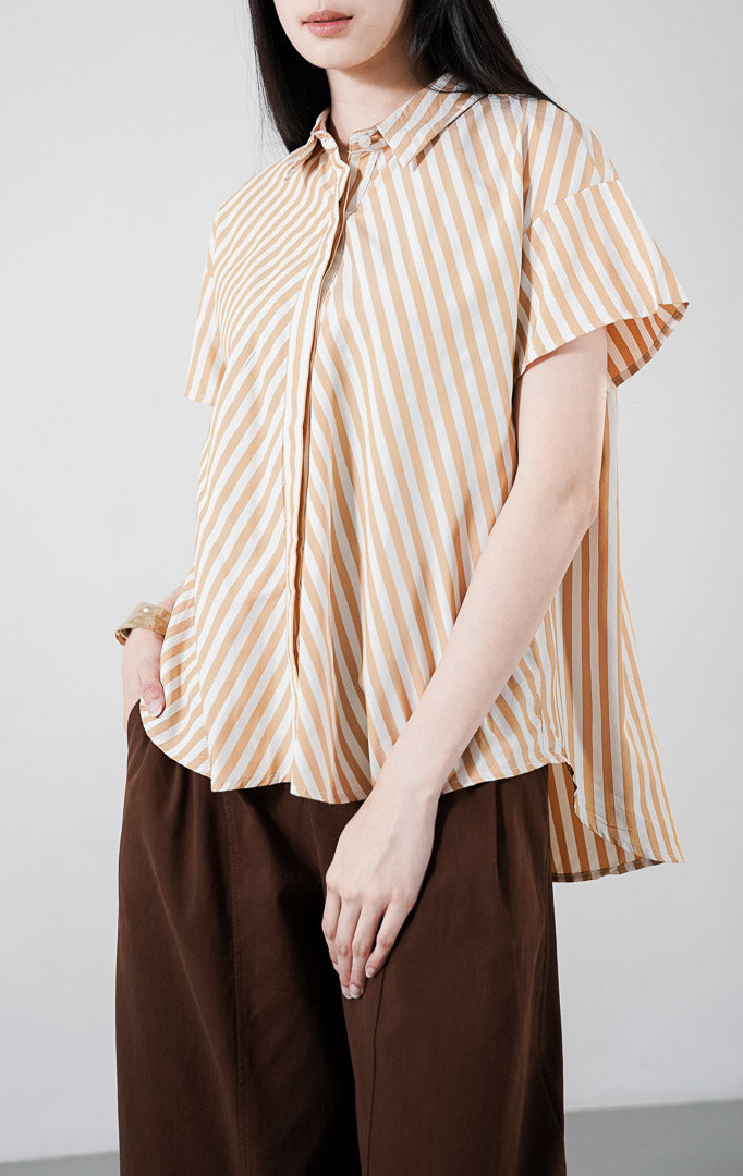 Maxwell Top warna mustard, kemeja lengan pendek motif garis vertikal kuning dan putih dengan kerah klasik dan kancing depan tersembunyi.1