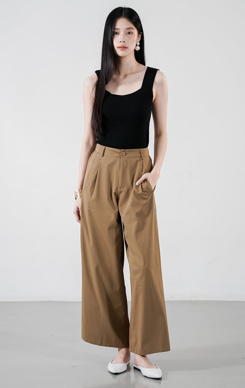 Monique Cardigan warna black, kardigan rajut pola dua warna dengan detail garis hitam kontras, dua saku dada, dan kancing emas bulat di bagian depan.Nathaniel