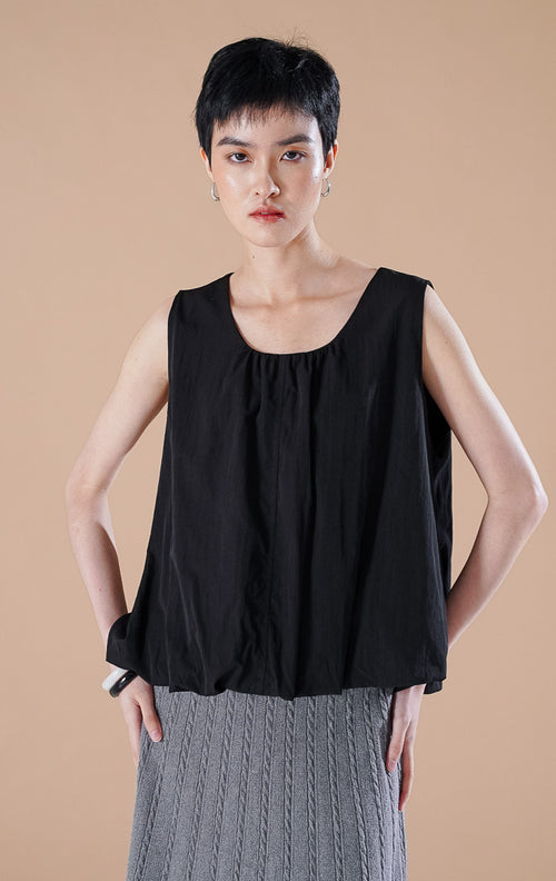 Onika Top Black, atasan tanpa lengan siluet balloon warna hitam dipadukan dengan rok midi abu abu