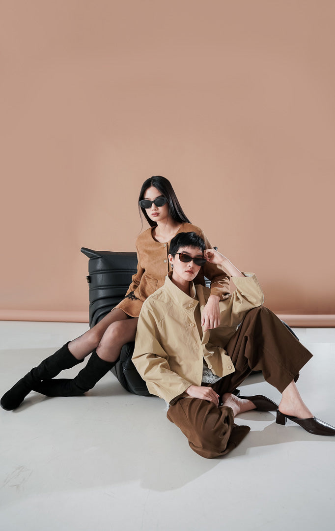 Rachel Jacket Khaki, jaket oversized warna khaki dengan siluet balloon, kancing depan, dan kerah tinggi, dipadukan dengan dalaman lace putih.