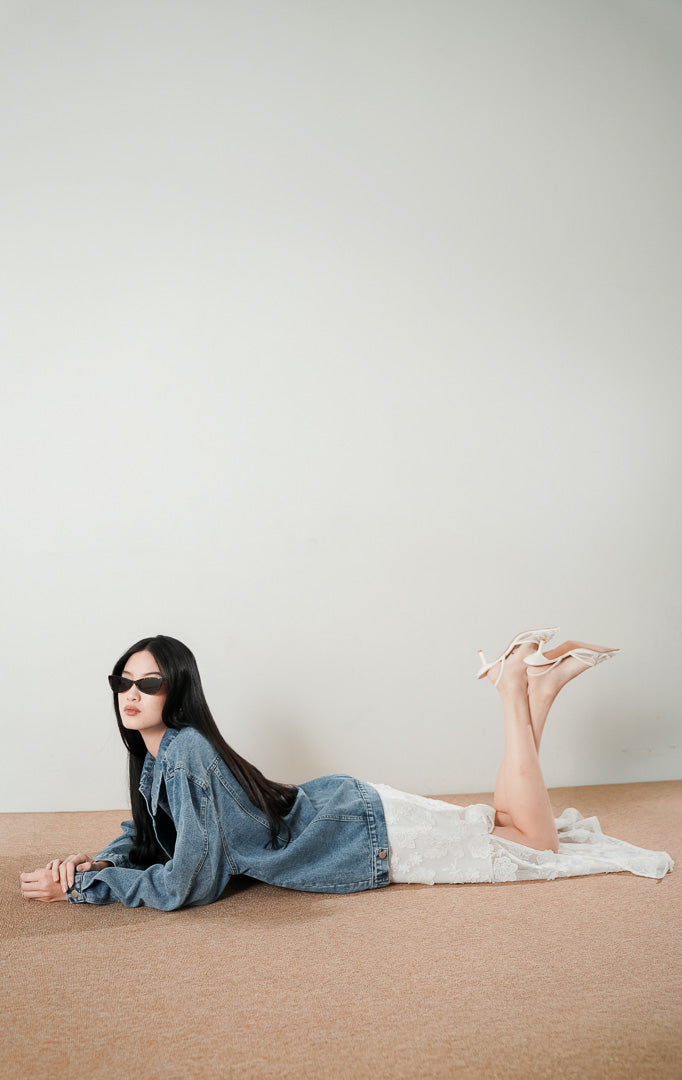 Sara Jacket Denim, jaket jeans biru dengan empat saku depan besar, dipadukan dengan rok bordir putih Safiya Skirt.