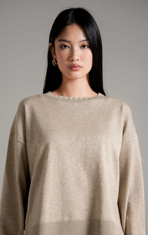 Soobin Knit Set Khaki, Setelan baju dan celana rajut wanita berpotongan longgar dengan detail pola unik.