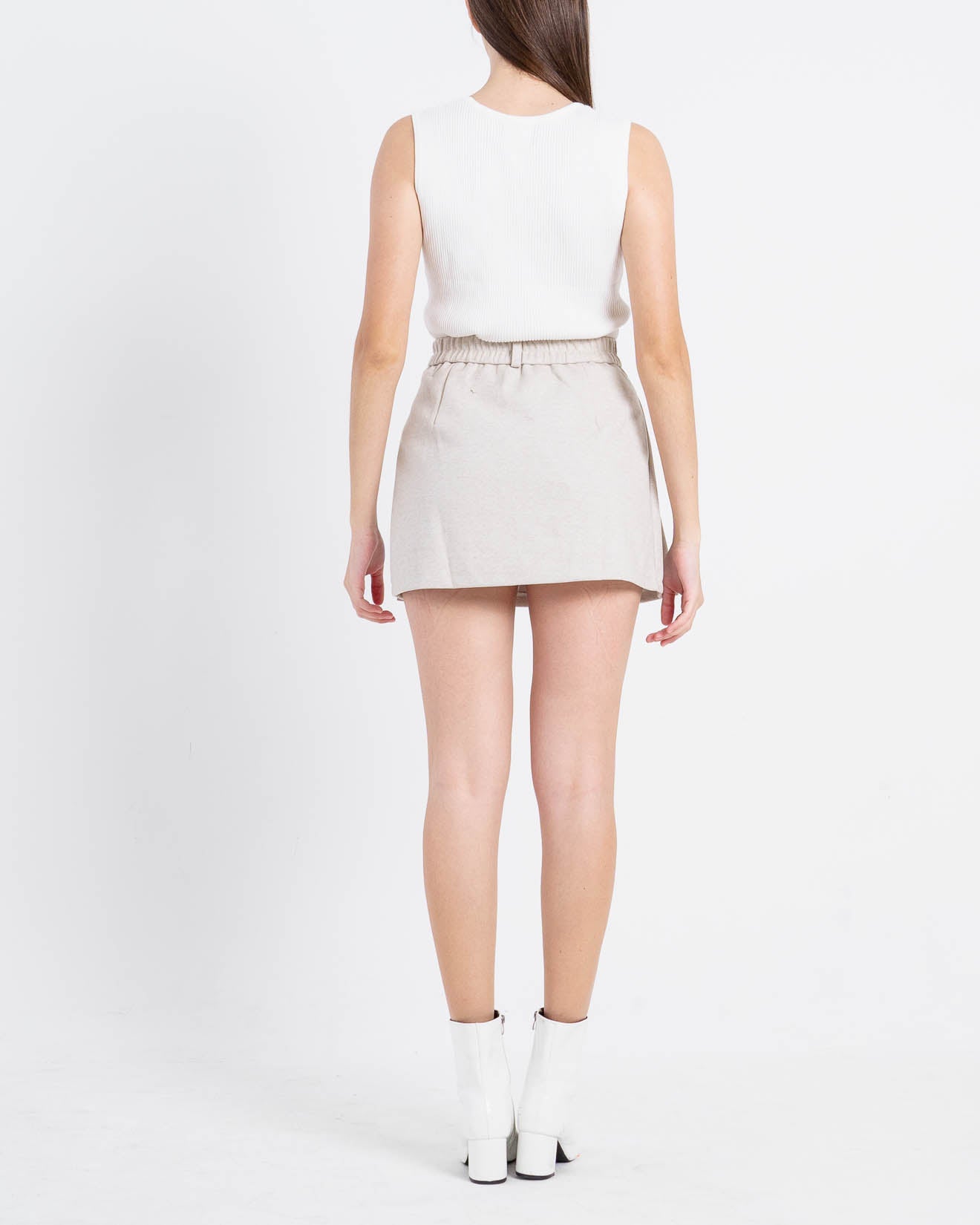 Anya Wool Pleats Ivory Skort – Celana Pendek Casual Wanita - 288522