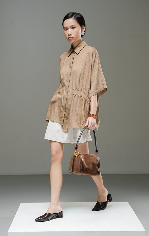 Kemeja oversized wanita Adella Top warna cokelat bahan katun bertekstur garis dengan kerah kemeja dan kancing depan.