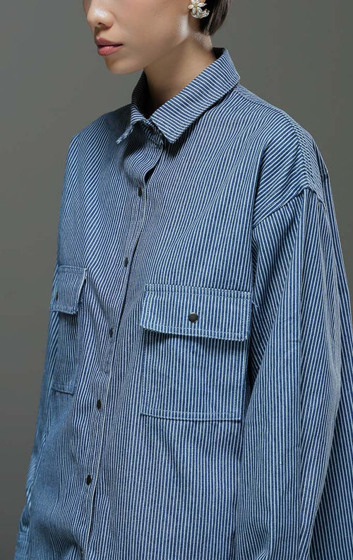 Kemeja jeans wanita Adriana Top warna dark denim stripe motif garis salur lengan panjang dengan dua saku depan dan kancing kemeja.