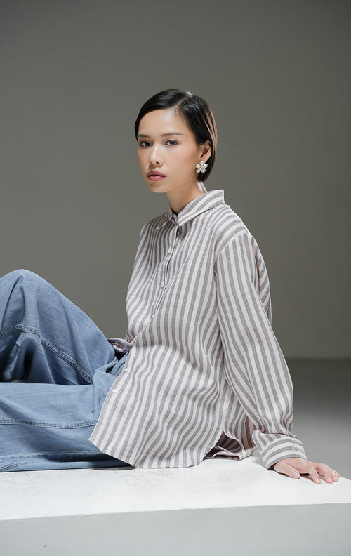 Kemeja wanita Adrienne Top warna pink dengan motif garis salur vertikal (stripe), lengan panjang, kerah kemeja, dan kancing depan.