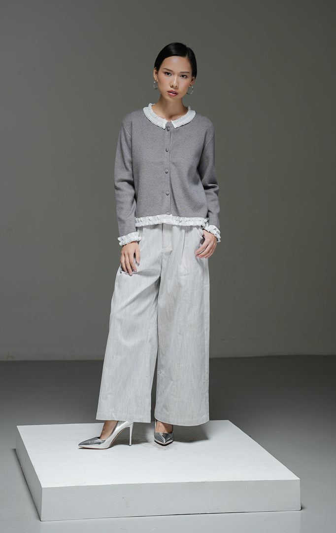Cardigan rajut wanita Aiko Top warna grey abu-abu lengan panjang dengan aksen renda putih pada kerah bulat dan bagian bawah hem.