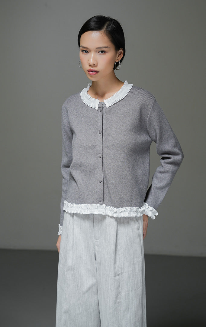 Cardigan rajut wanita Aiko Top warna grey abu-abu lengan panjang dengan aksen renda putih pada kerah bulat dan bagian bawah hem.