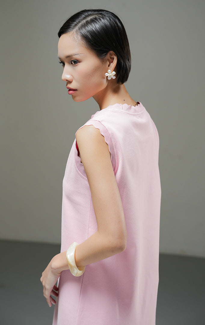 Dress wanita tanpa lengan Aileen Dress warna pink merah muda potongan mini dress lurus dengan detail lis scallop gelombang di leher dan lengan.