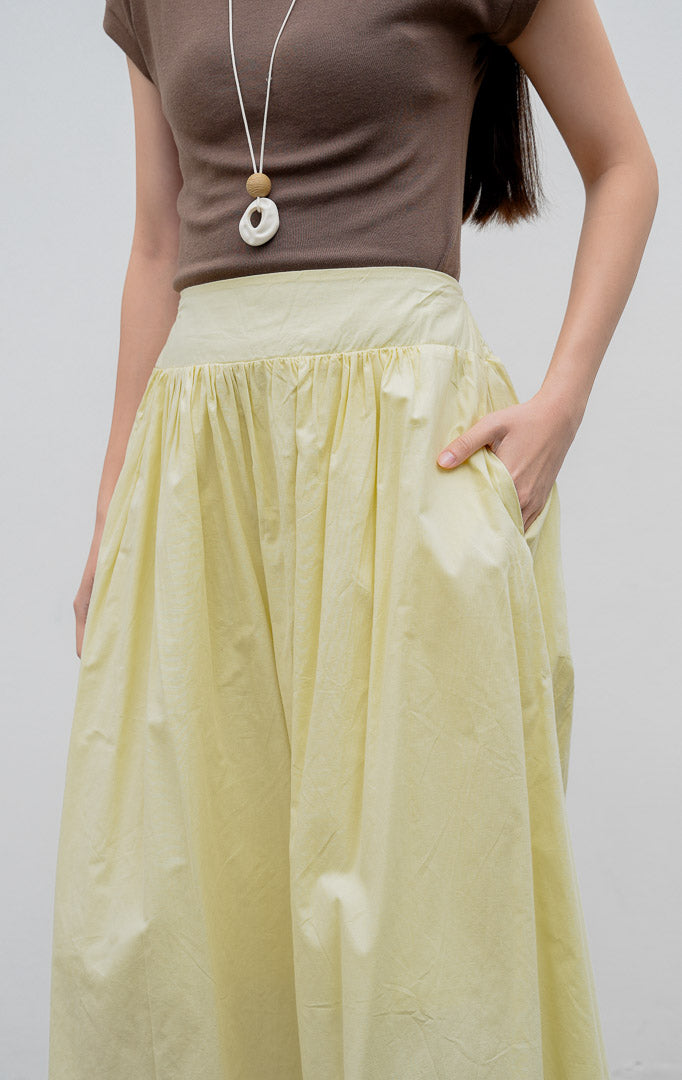 Rok panjang wanita model mekar (flared skirt) warna kuning muda (butter yellow) Alora Skirt berbahan katun berfuring dengan pinggang tinggi (high waist).
