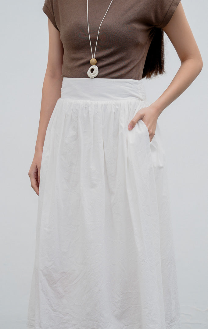 Rok panjang wanita model mekar (flared skirt) warna putih (white) Alora Skirt berbahan katun berfuring dengan pinggang tinggi (high waist).