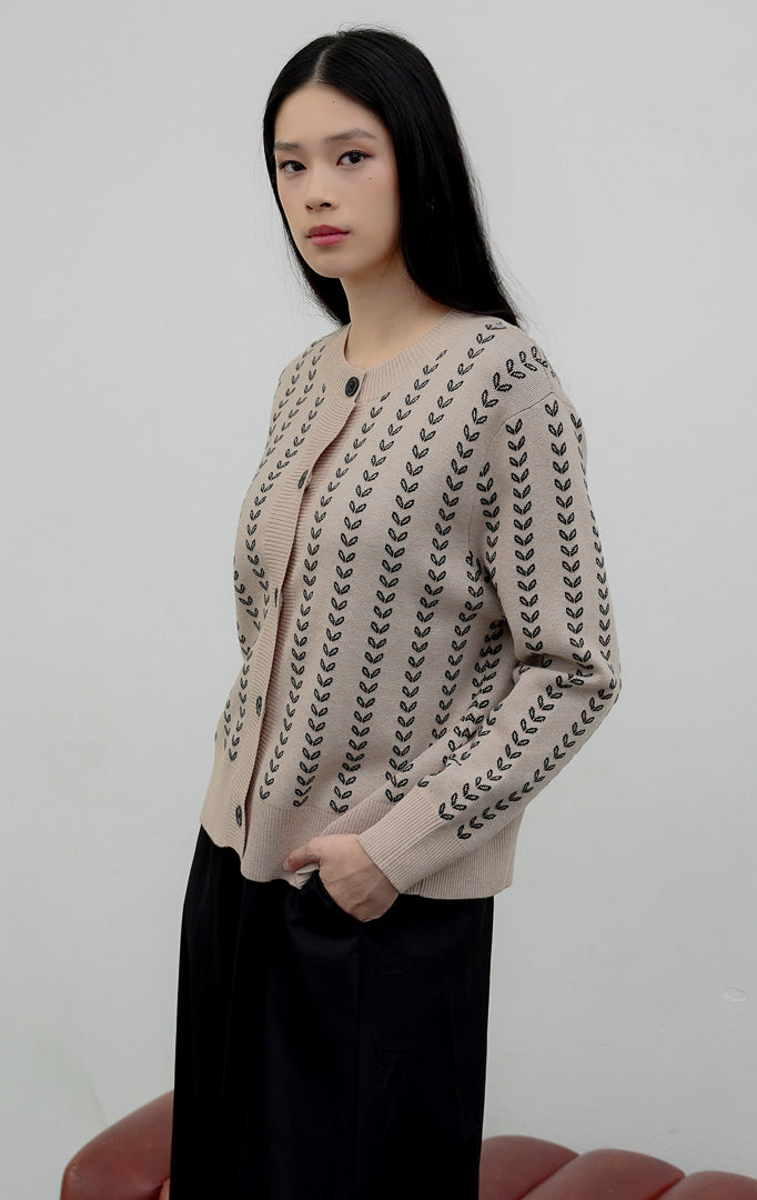 Kardigan rajut wanita lengan panjang warna khaki Ambrose Cardigan berbahan ribbed knit tekstur garis dengan kerah bulat (crew neckline) dan bukaan kancing depan.