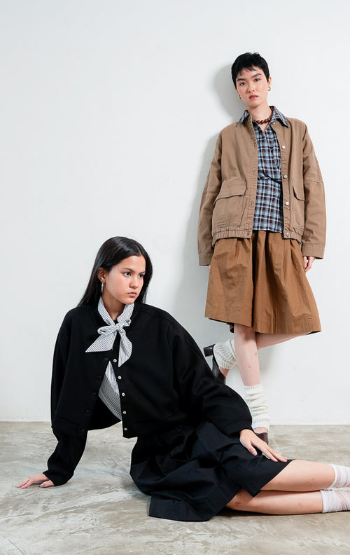 Jaket wanita lengan panjang model cropped warna hitam (black) Arsela Jacket berbahan katun jersey (cotton jersey) dengan kerah bulat (round neckline) dan bukaan kancing cetet sewarna (tonal snap-button closure).