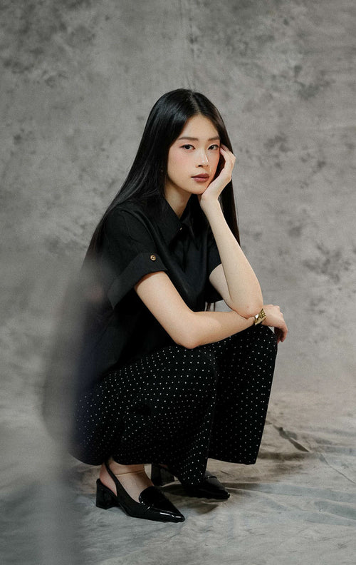 Atasan wanita Ashtyn Black dengan cutting oversized boxy, detail kerah formal, berbahan poliester premium yang cocok untuk gaya kasual maupun kantoran.