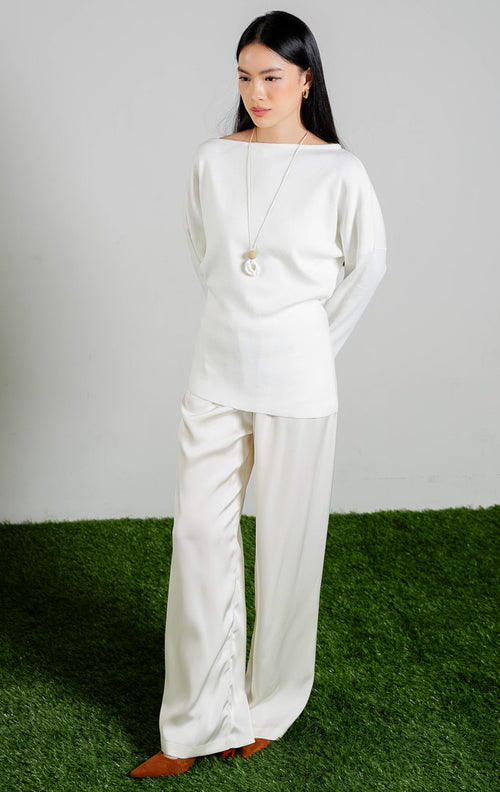 Odile Wide Neckline Cinched Waist Knit Top warna white, baju atasan rajut lengan panjang wanita model kerah lebar dengan kerutan pinggang warna putih dari This Is April.