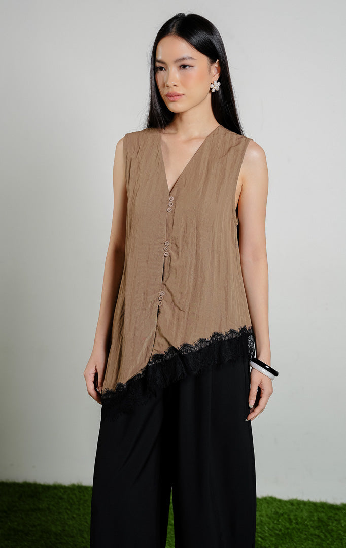 Wynne V-Neck Blouse Top dengan detail Lace Slanted Hem warna light brown, baju atasan tanpa lengan wanita model leher V dan ujung miring berenda hitam warna cokelat muda dari This Is April.