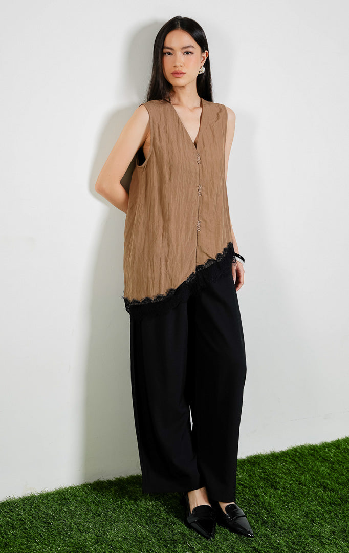 Wynne V-Neck Blouse Top dengan detail Lace Slanted Hem warna light brown, baju atasan tanpa lengan wanita model leher V dan ujung miring berenda hitam warna cokelat muda dari This Is April.