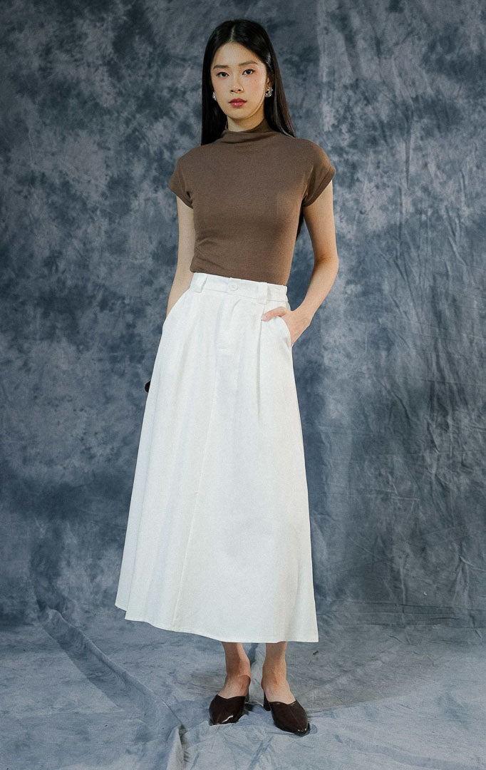 Rok maxi wanita Avella warna putih polos dengan siluet A-line minimalis, dilengkapi saku samping, resleting depan, cocok untuk gaya clean girl.