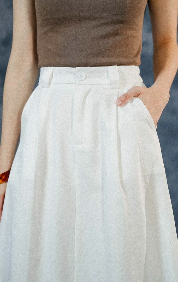 Rok maxi wanita Avella warna putih polos dengan siluet A-line minimalis, dilengkapi saku samping, resleting depan, cocok untuk gaya clean girl.