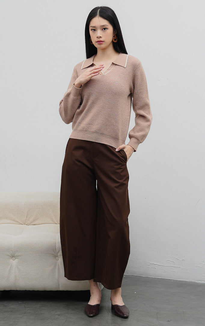 Sweter rajut wanita lengan panjang warna cokelat muda (khaki) Avelora Sweater bertekstur ribbed dengan kerah V dan list putih kontras (contrast tipping).