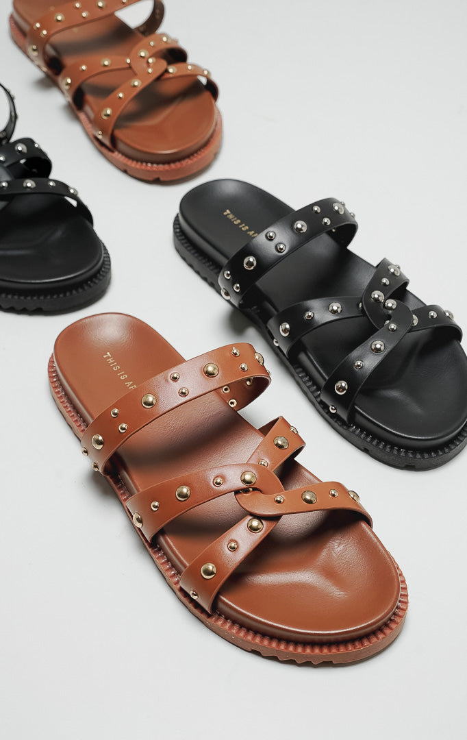 Detail sandal gladiator wanita Azelia Sandals Brown dengan tali silang cokelat dan hiasan studs emas (gold studs).