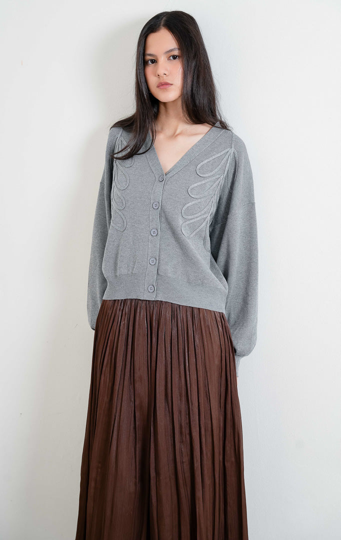 Kardigan rajut wanita lengan panjang warna abu-abu (grey) Bailey Cardigan berbahan stretch knit dengan leher V (V-neckline), bukaan kancing depan, dan aksen bordir motif bunga di dada (floral embroidery).