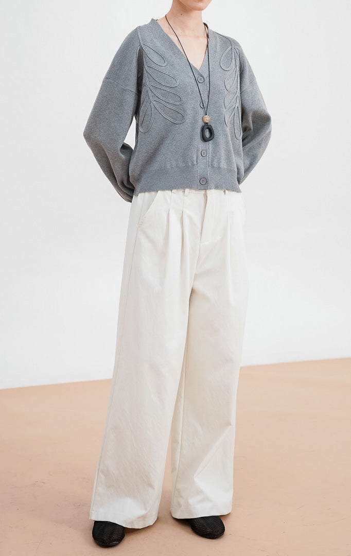 Close up model mengenakan Bailey Cardigan warna grey, kardigan rajut V neck dengan detail bordir bunga timbul yang artistik dan kancing depan warna senada.