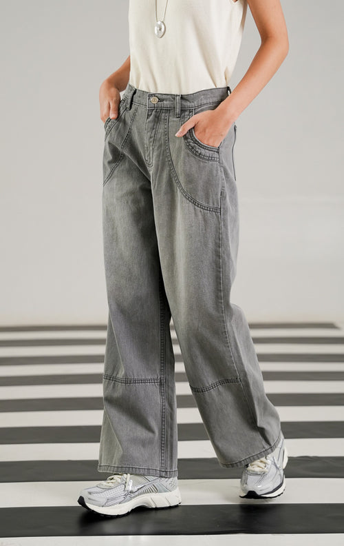 Celana jeans wanita Baxter Grey model lurus (straight leg) dengan kantong depan melengkung, detail jahitan di lutut, dan karet pinggang belakang.