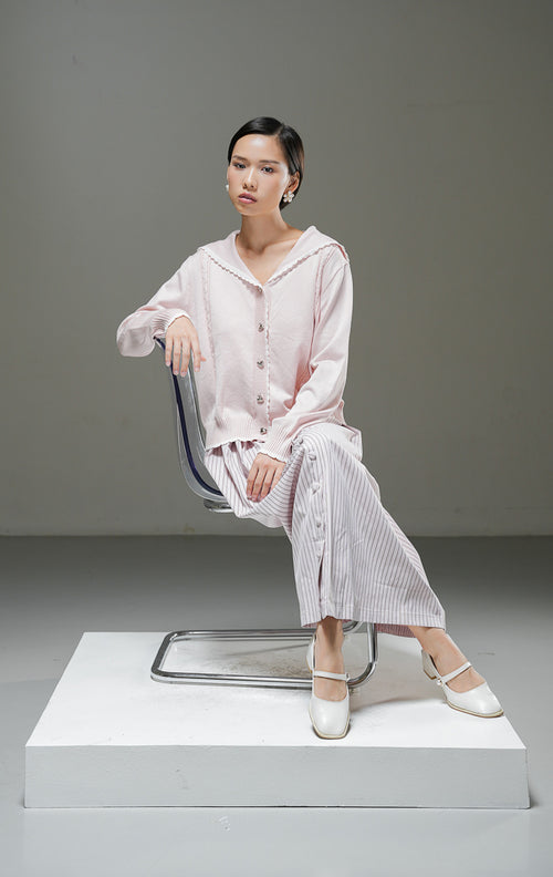 Cardigan rajut wanita Berenice Cardigan warna light pink merah muda lembut lengan panjang dengan kerah pelaut (sailor collar), aksen renda putih, dan kancing depan.