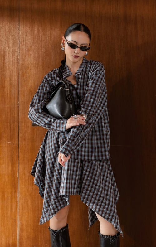 Celana rok wanita warna cokelat (brown tailored skort) Edmund Skort dengan detail handkerchief drape yang memberikan dimensi fluid, bahan katun poliester terstruktur, serta resleting samping yang rapi.