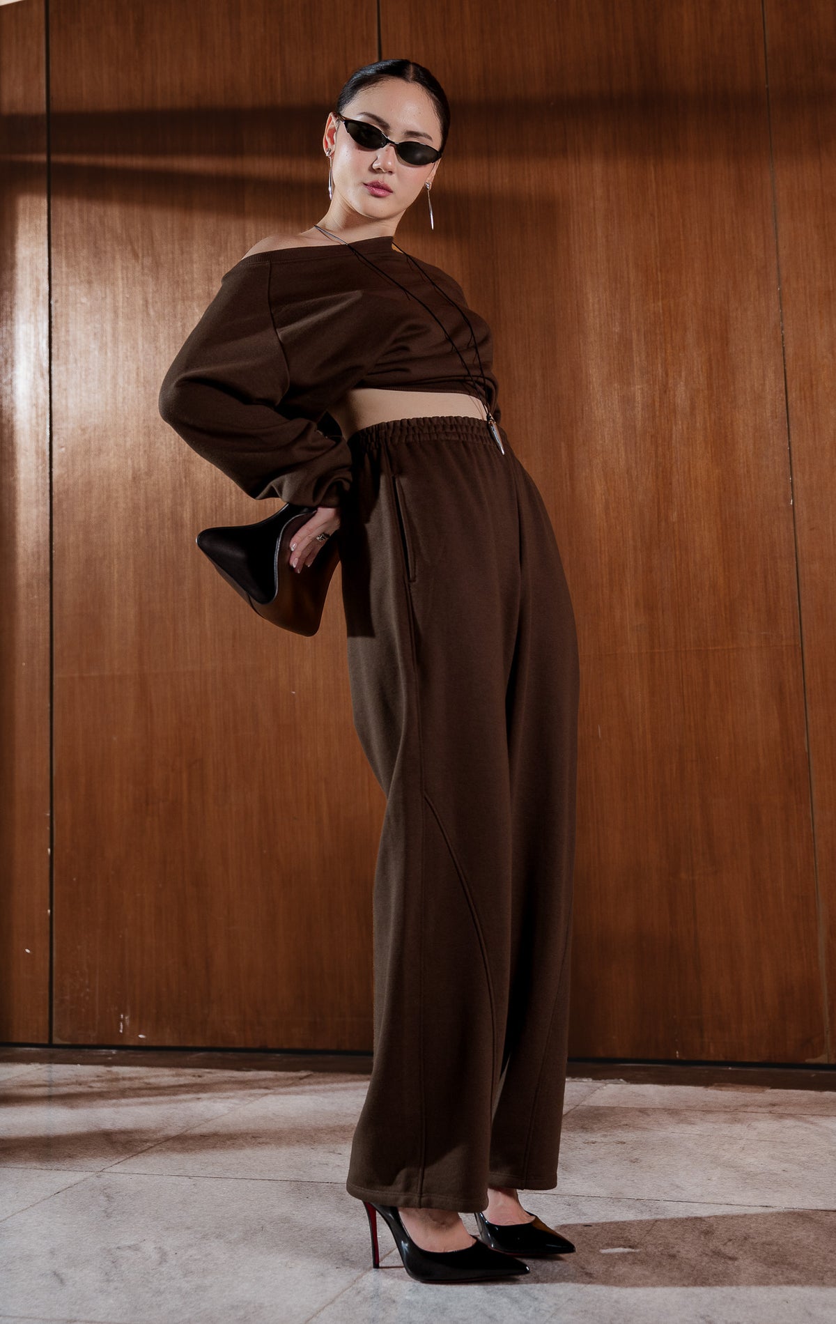 Celana panjang wanita warna cokelat tua (dark brown baby terry sweatpants) Elea Pants dengan siluet minimalis yang modern, pinggang elastis yang nyaman, serta material baby terry berkualitas tinggi.