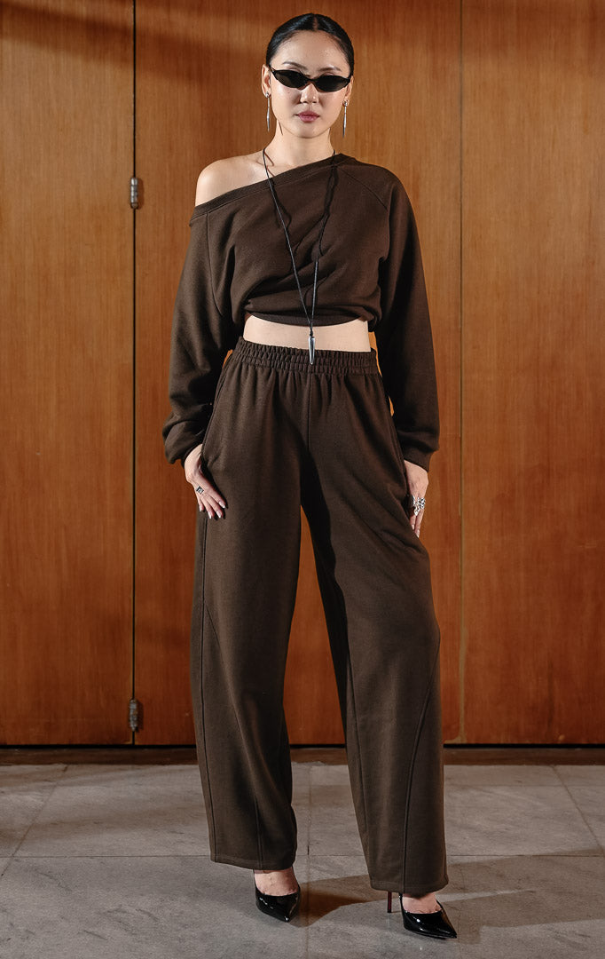 Celana panjang wanita warna cokelat tua (dark brown baby terry sweatpants) Elea Pants dengan siluet minimalis yang modern, pinggang elastis yang nyaman, serta material baby terry berkualitas tinggi.