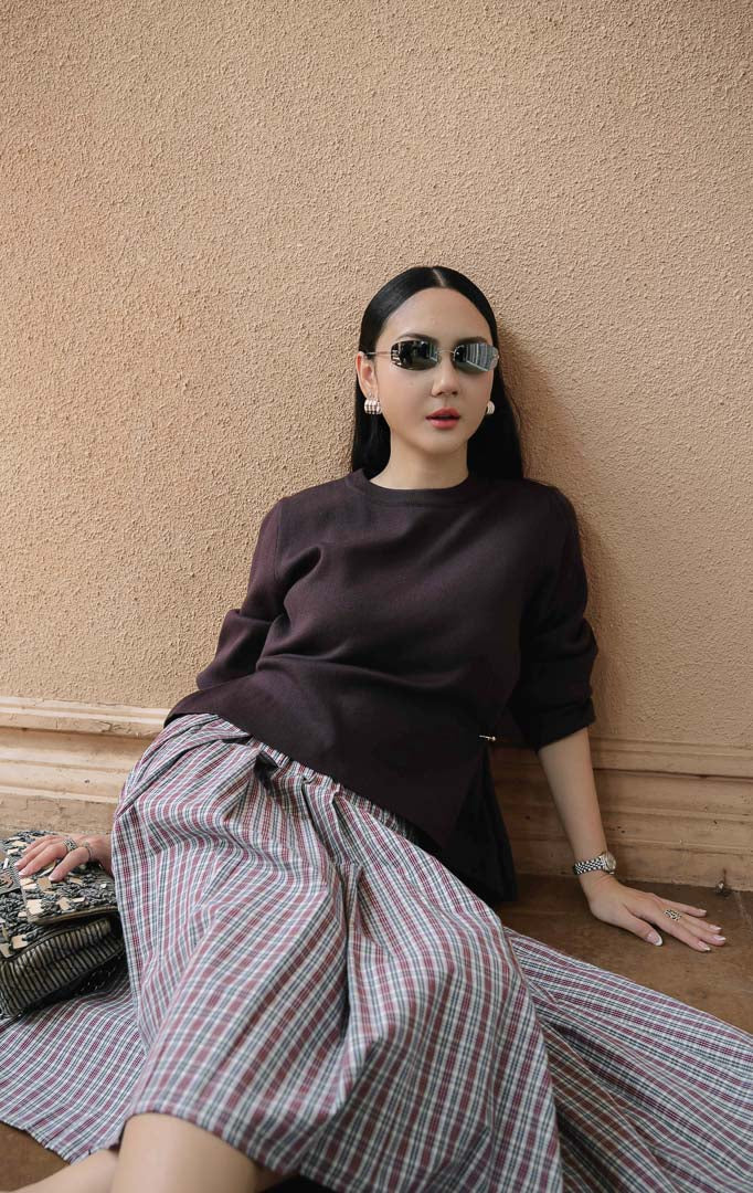 Sweater rajut wanita lengan panjang warna cokelat tua (dark brown knit sweater) Ivyna Sweater dengan detail klip sisi asimetris (asymmetric side clasp detail), potongan belahan samping, dan bahan rajut elastis yang lembut.