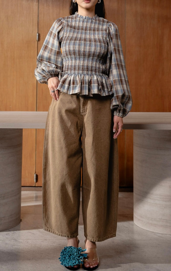 Celana denim panjang wanita warna cokelat (brown barrel-leg denim pants) Kernel Pants dengan siluet sculptural yang tegas, pinggang tinggi berkerut karet di belakang, dan saku fungsional yang praktis.