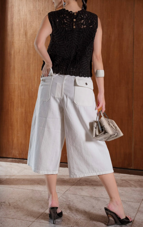 Celana kulot denim panjang wanita warna putih bersih (white wide-swept denim culottes) Morven Pants dengan siluet kaki lebar yang dramatis, pinggang belakang elastis, serta saku fungsional.