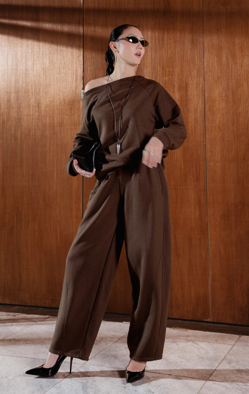 Sweatshirt wanita lengan panjang warna cokelat tua (dark brown baby terry sweatshirt) Phyra Sweater dengan siluet oversized yang santai serta material baby terry yang nyaman untuk gaya off-duty.