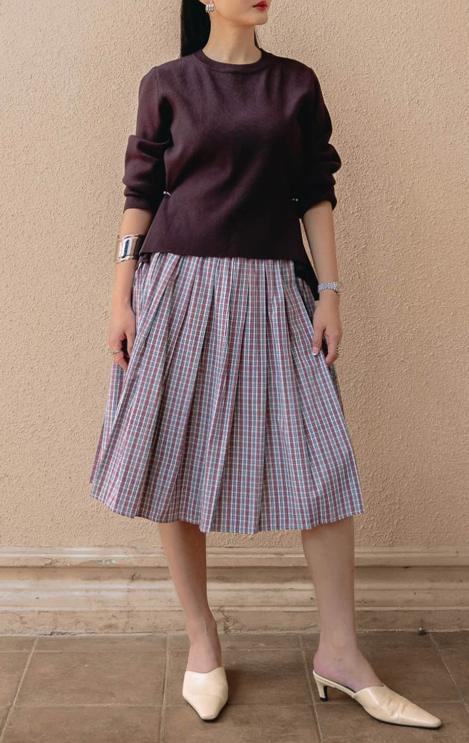 Rok midi wanita motif kotak-kotak tri-warna (red tri-color micro grid midi skirt) Schneider Skirt dengan siluet bervolume yang anggun, bahan katun berstruktur, serta pinggang elastis yang nyaman.