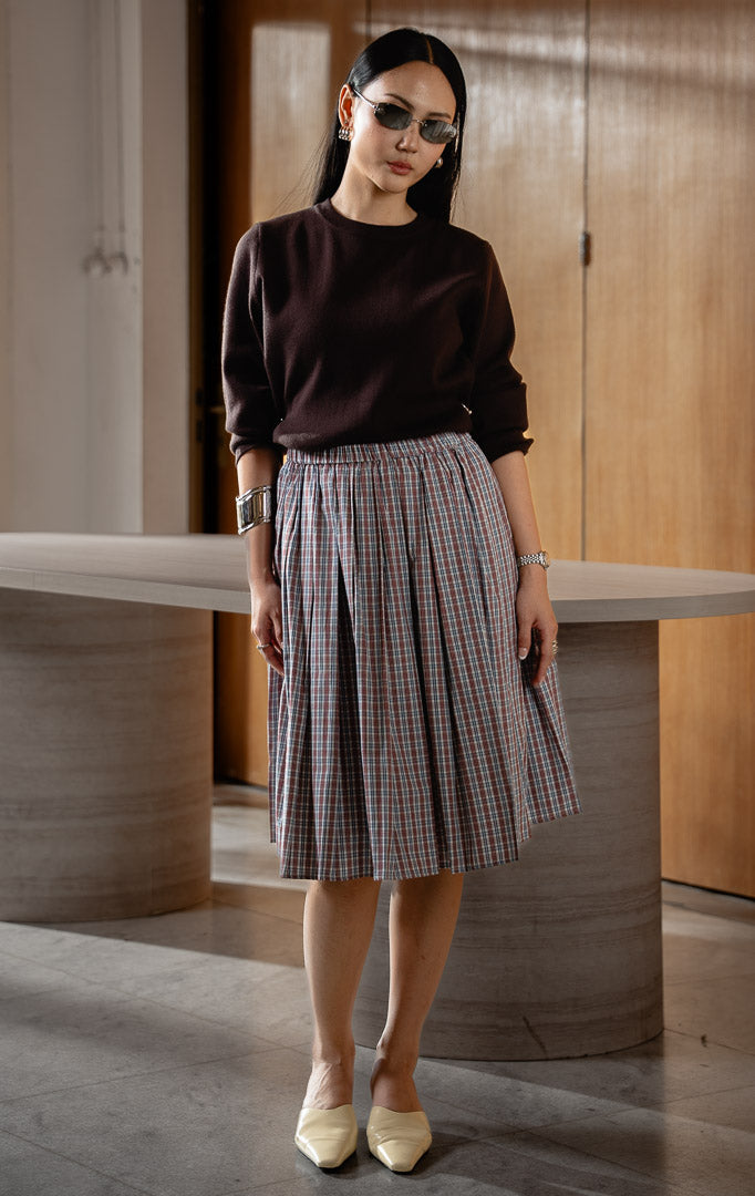 Rok midi wanita motif kotak-kotak tri-warna (red tri-color micro grid midi skirt) Schneider Skirt dengan siluet bervolume yang anggun, bahan katun berstruktur, serta pinggang elastis yang nyaman.