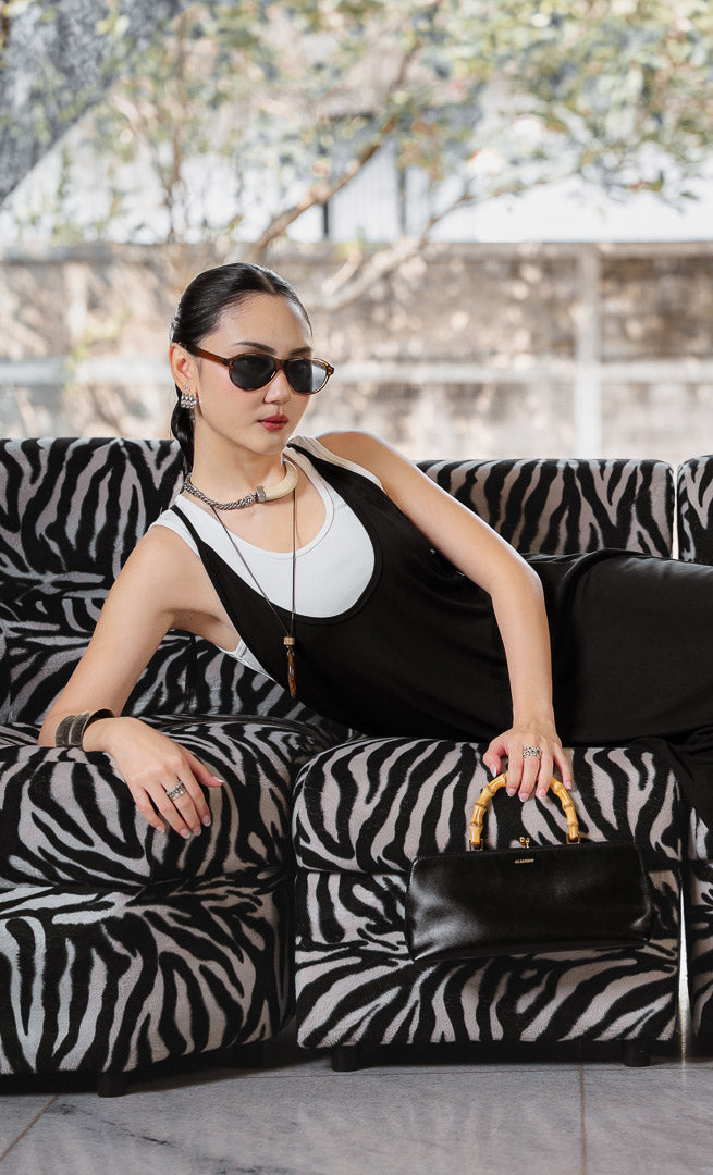 Set dress wanita warna hitam (black dress set) Theron Dress Set dengan siluet racerback yang ramping, detail lapisan luar (overlay layer), serta bahan campuran katun poliester yang elastis dan nyaman.